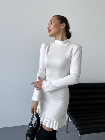 Kleita adīta ar volānu